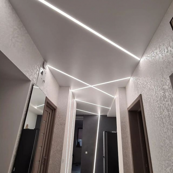 Фото натяжного потолка со световыми линиями в прихожую